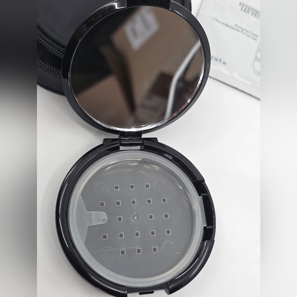 Bare Escentuals Compact with Mirror, Brush, Powder Comparment, & Travel Case - Picture 2 of 6